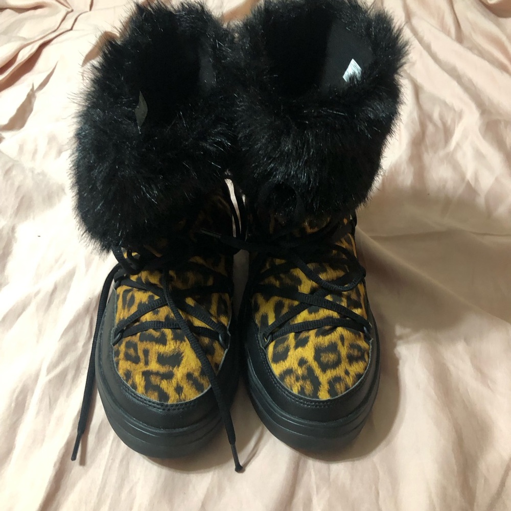 CROCS LODGEPOINT LACE UP WINTER BOOTS WOMEN